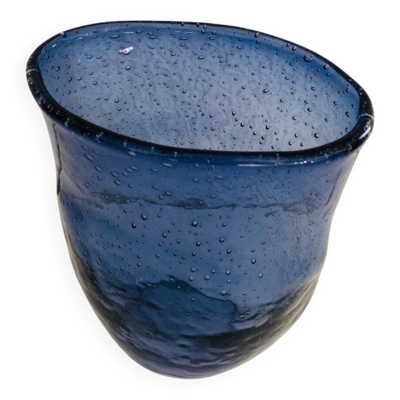 Vase en verre soufflé bleu à bulles, forme libre–Murano circa 1970