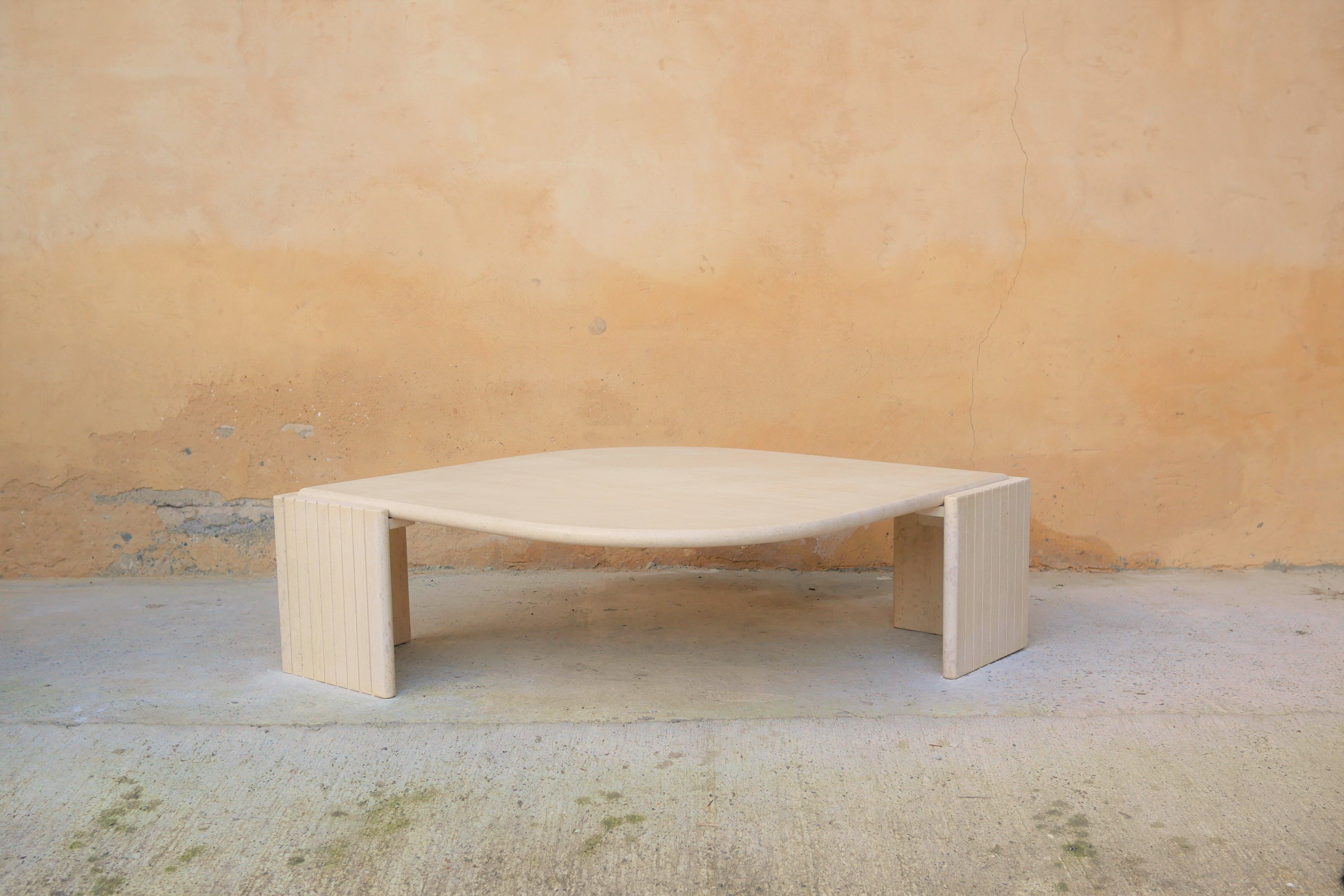 Table basse vintage en travertin par les éditions Roche Bobois