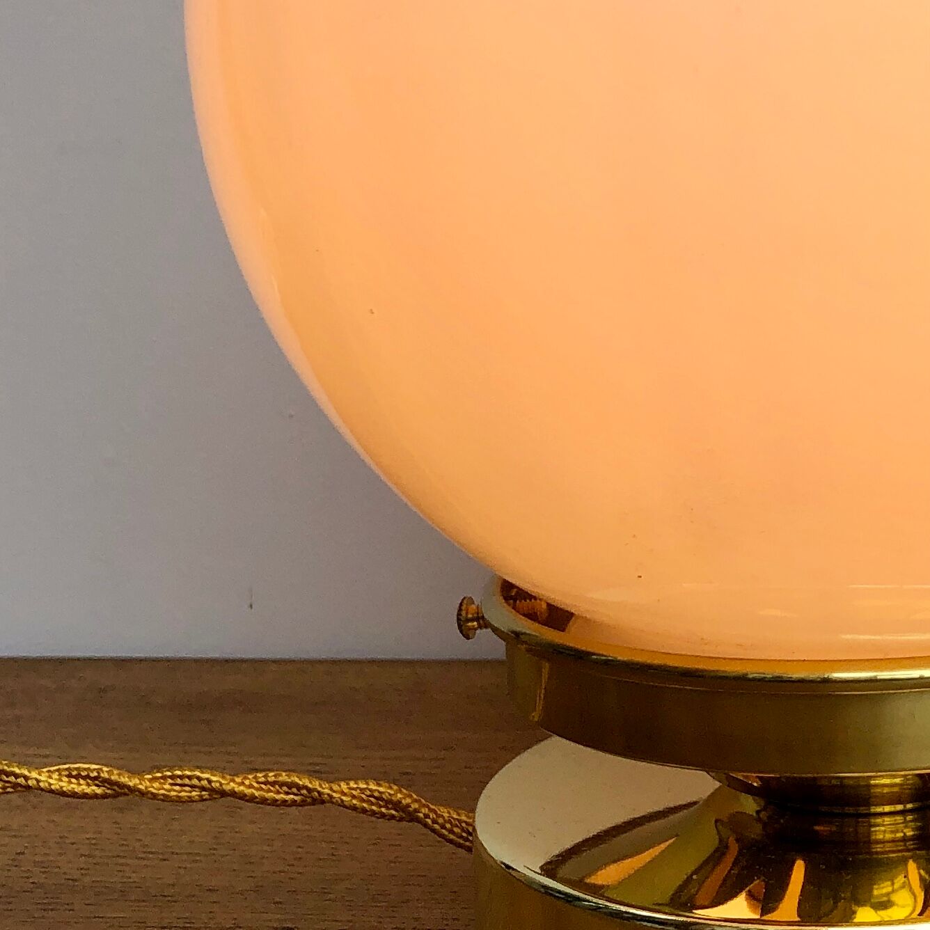Globe-laying lamp in white opaline