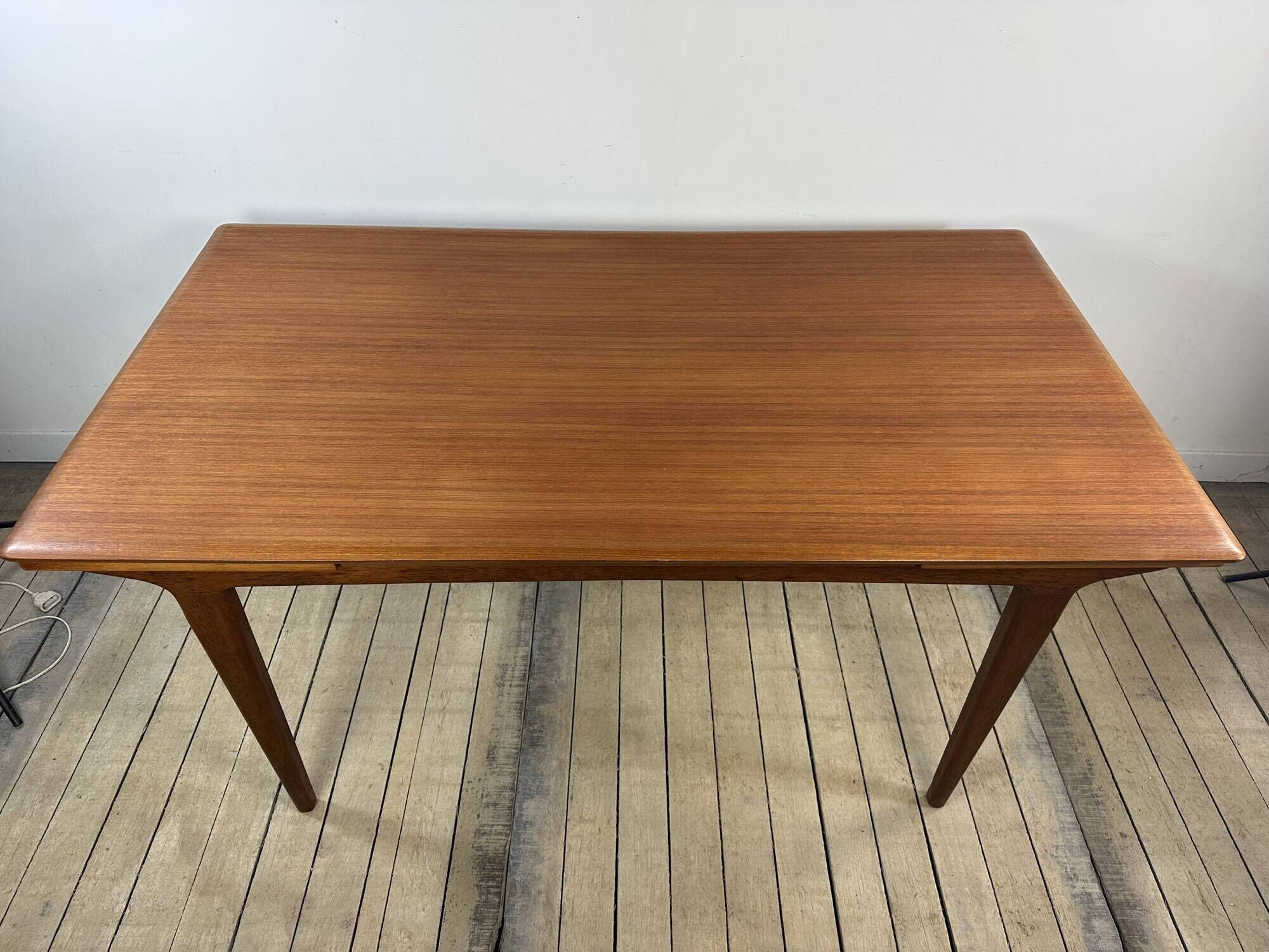 Vintage Scandinavian teak dining table 1970s – 2 integrated extensions