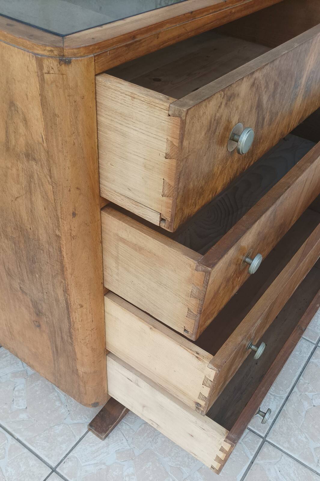 Art Deco buffet bar in walnut burl.