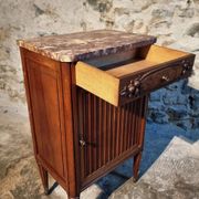 French antique bedside table in walnut with a marble top and porcelain interior, early 20th century.