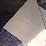Table basse triangle travertin.