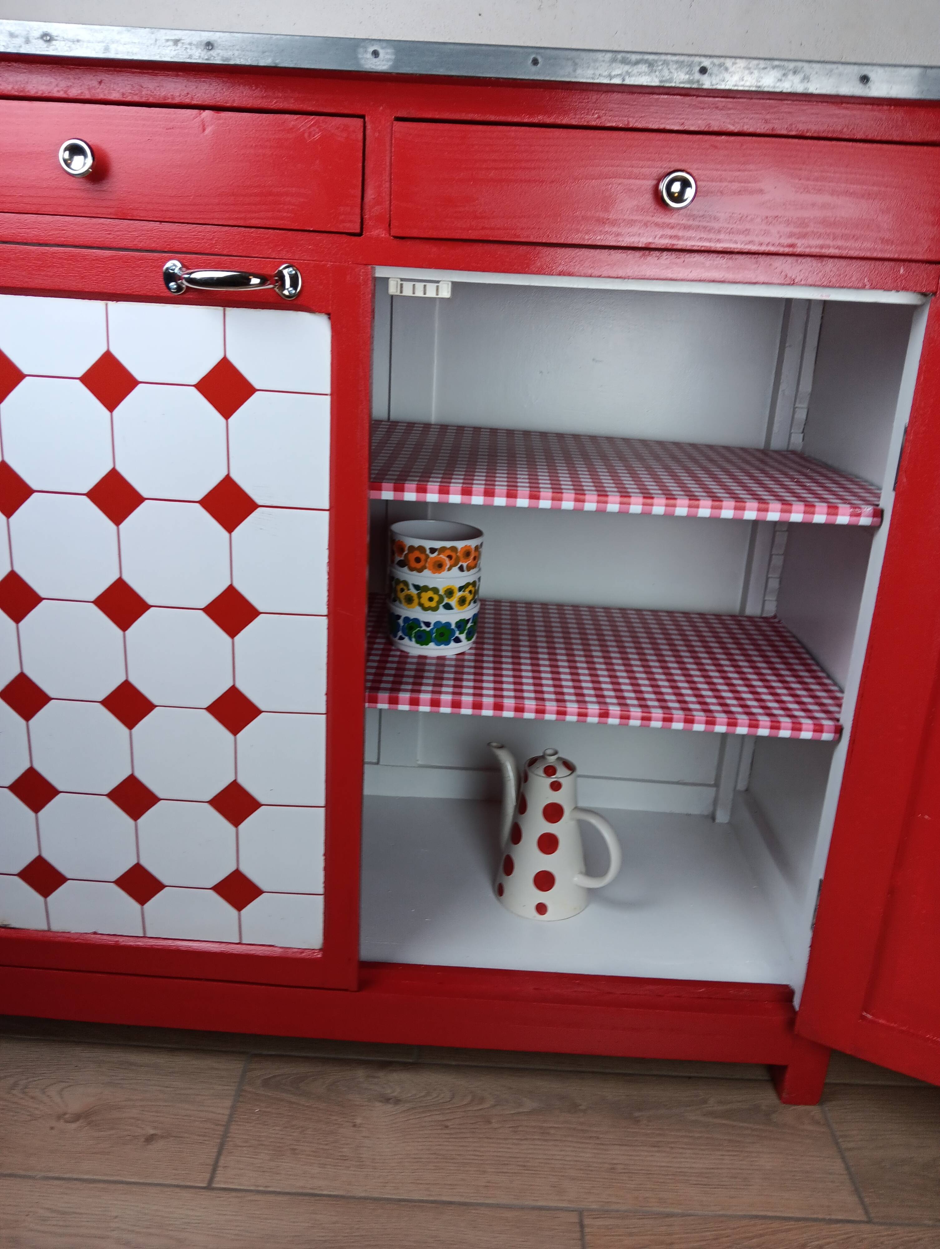 Meuble de métier , buffet parisien en tôle émaillé rouge et blanc