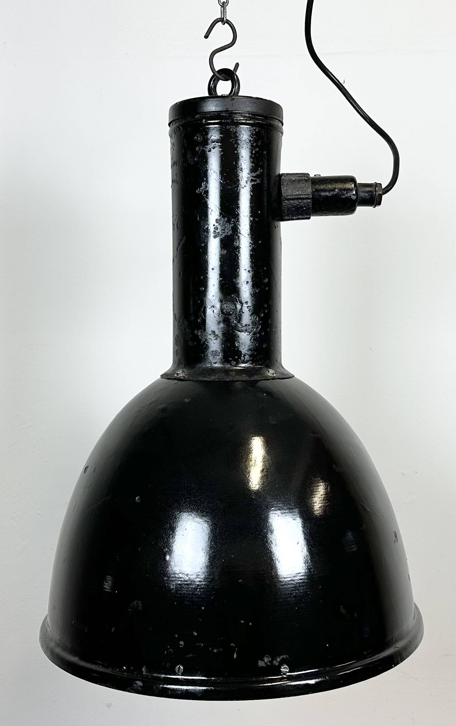 Suspension industrielle en émail noir, 1950s