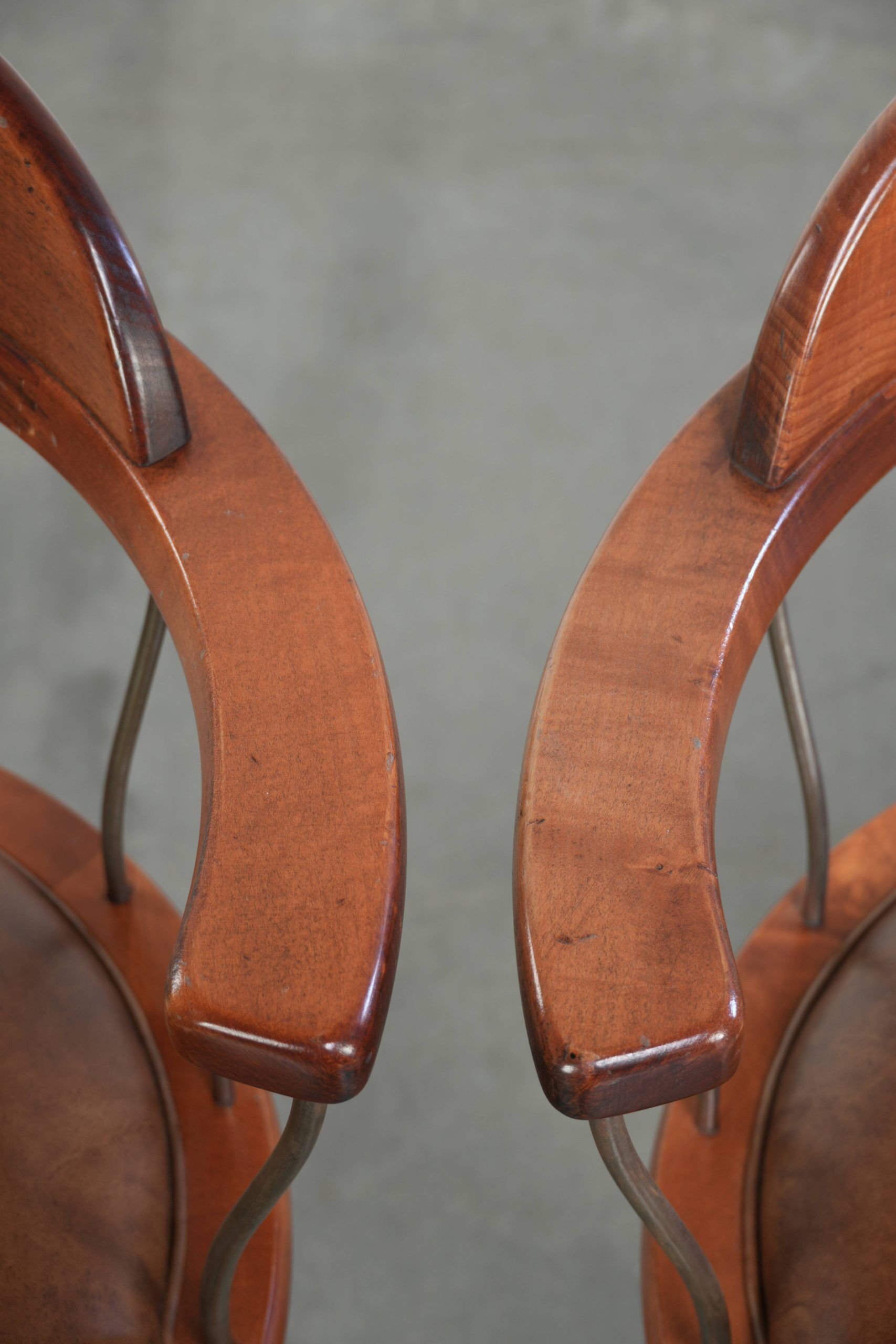 Ensemble de 3 chaises de bureau / de côté pivotantes avec un siège en cuir de vache couleur cognac.