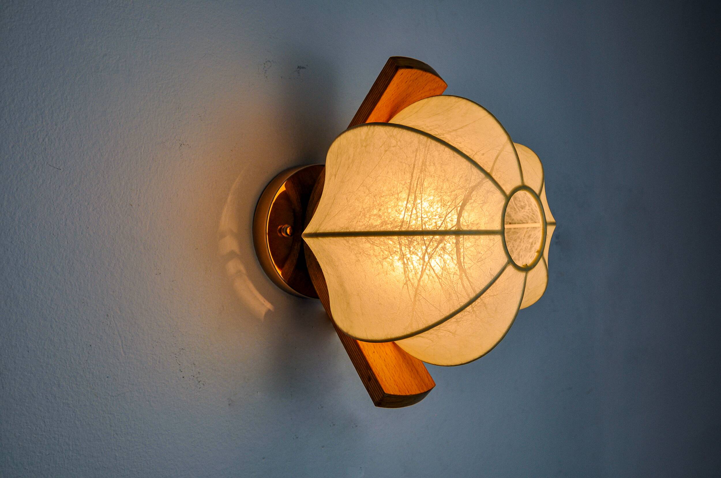 “COCOON” WALL LIGHT, RESIN AND PINE, ITALY, 1970