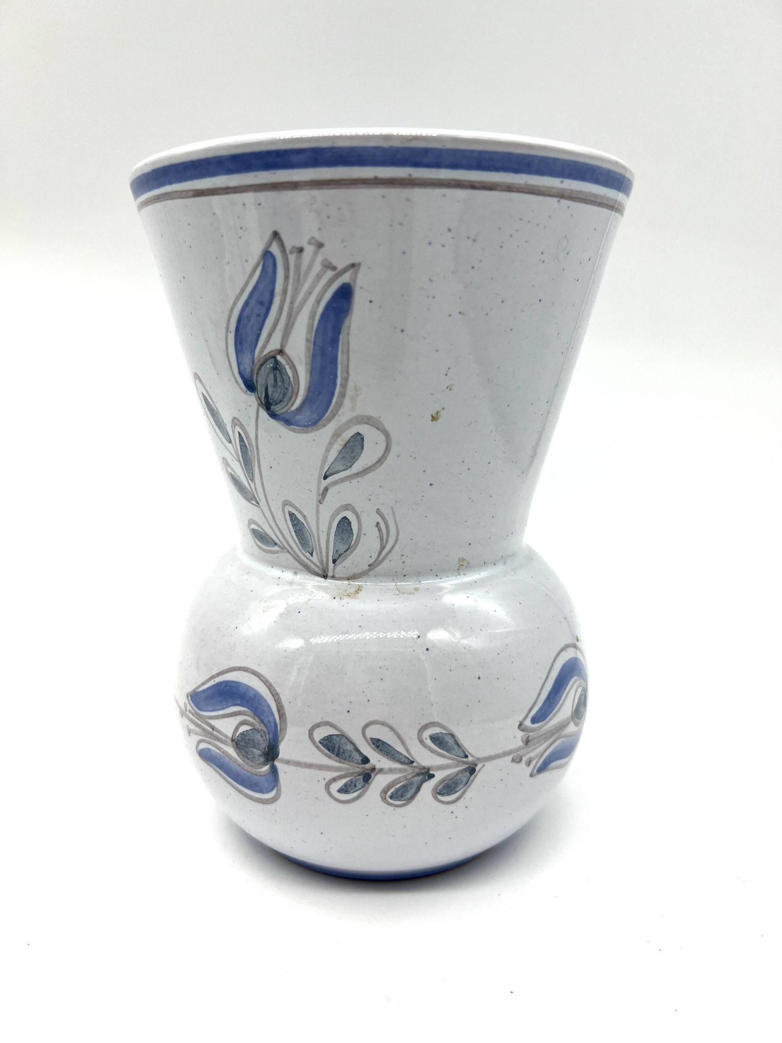 Vase en faïence émaillée bleue à décor floral stylisé, signé à la base