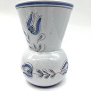 Vase en faïence émaillée bleue à décor floral stylisé, signé à la base