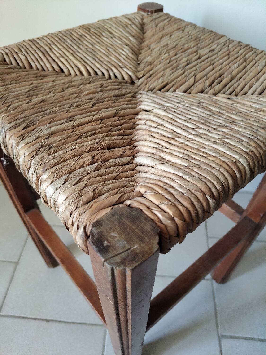 Antique campaign stool in solid wood with a straw seat.