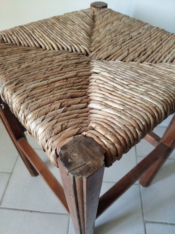 Tabouret de campagne ancien en bois massif et assise paillée