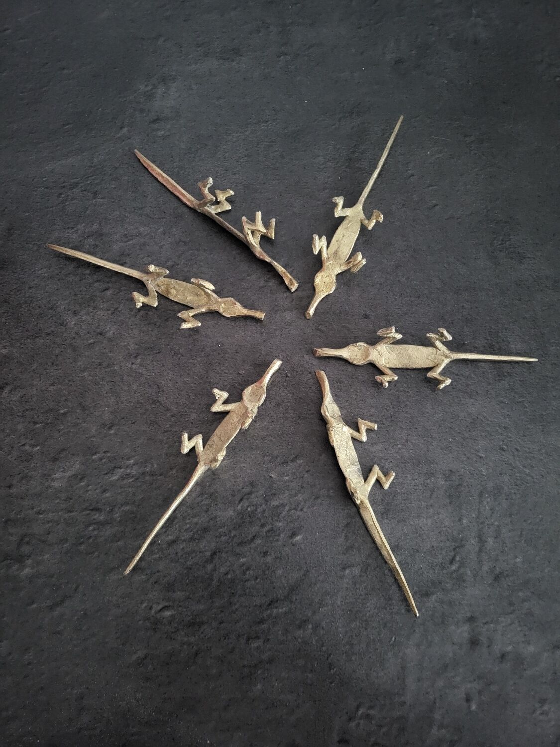 6 vintage knife rests, brass crocodiles, in excellent condition.