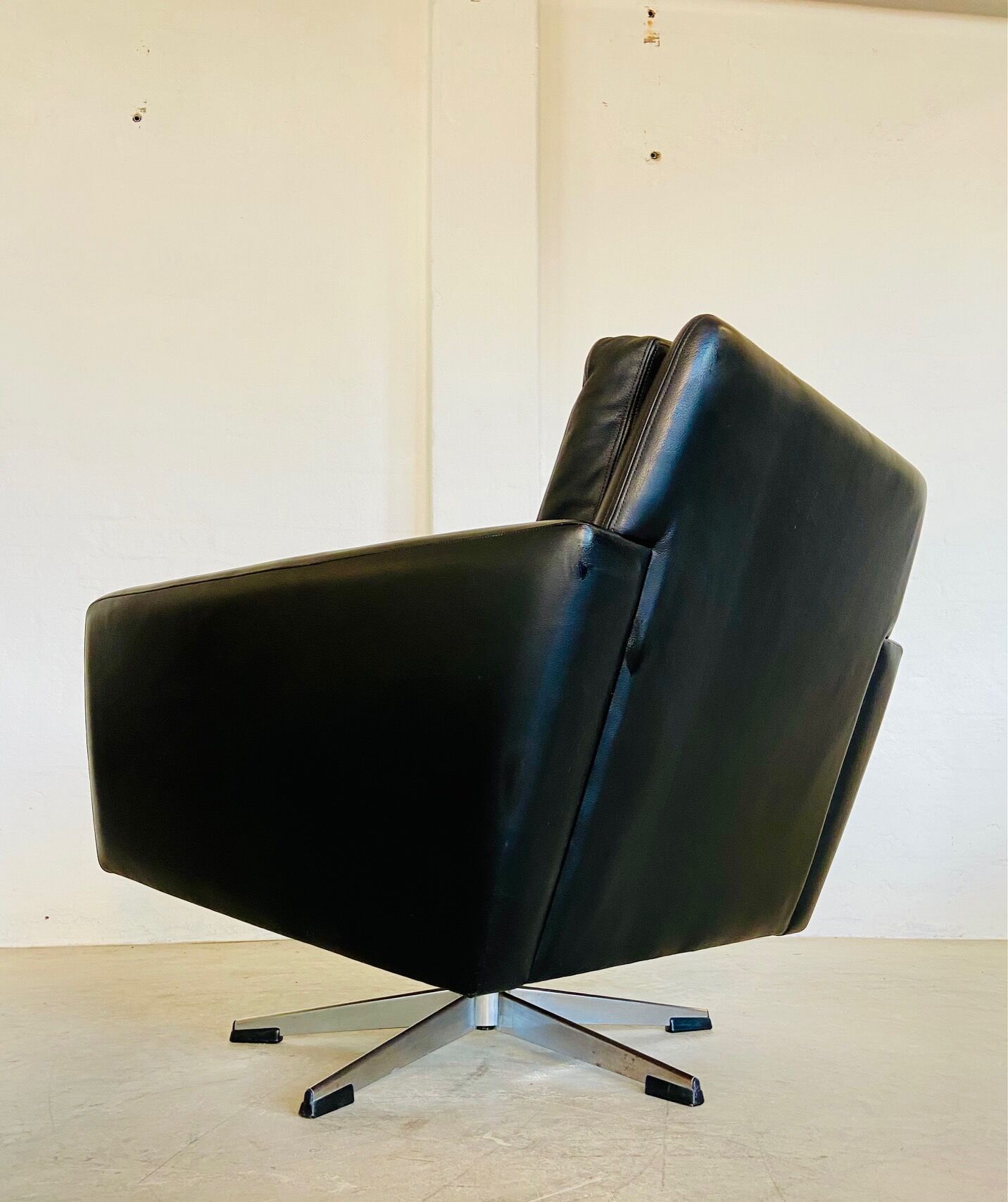 Vintage Danish swivel chair in black leather by Georg Thams