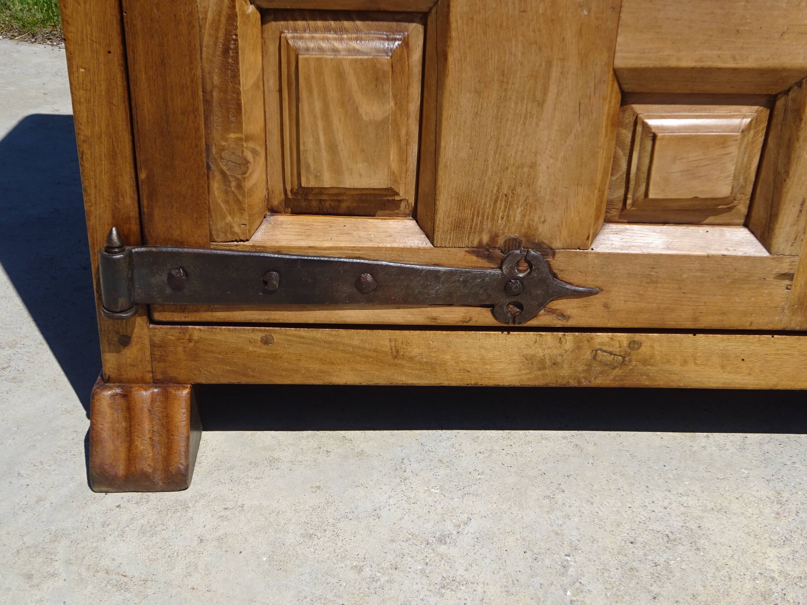 Old Tuscan sideboard, shallow depth