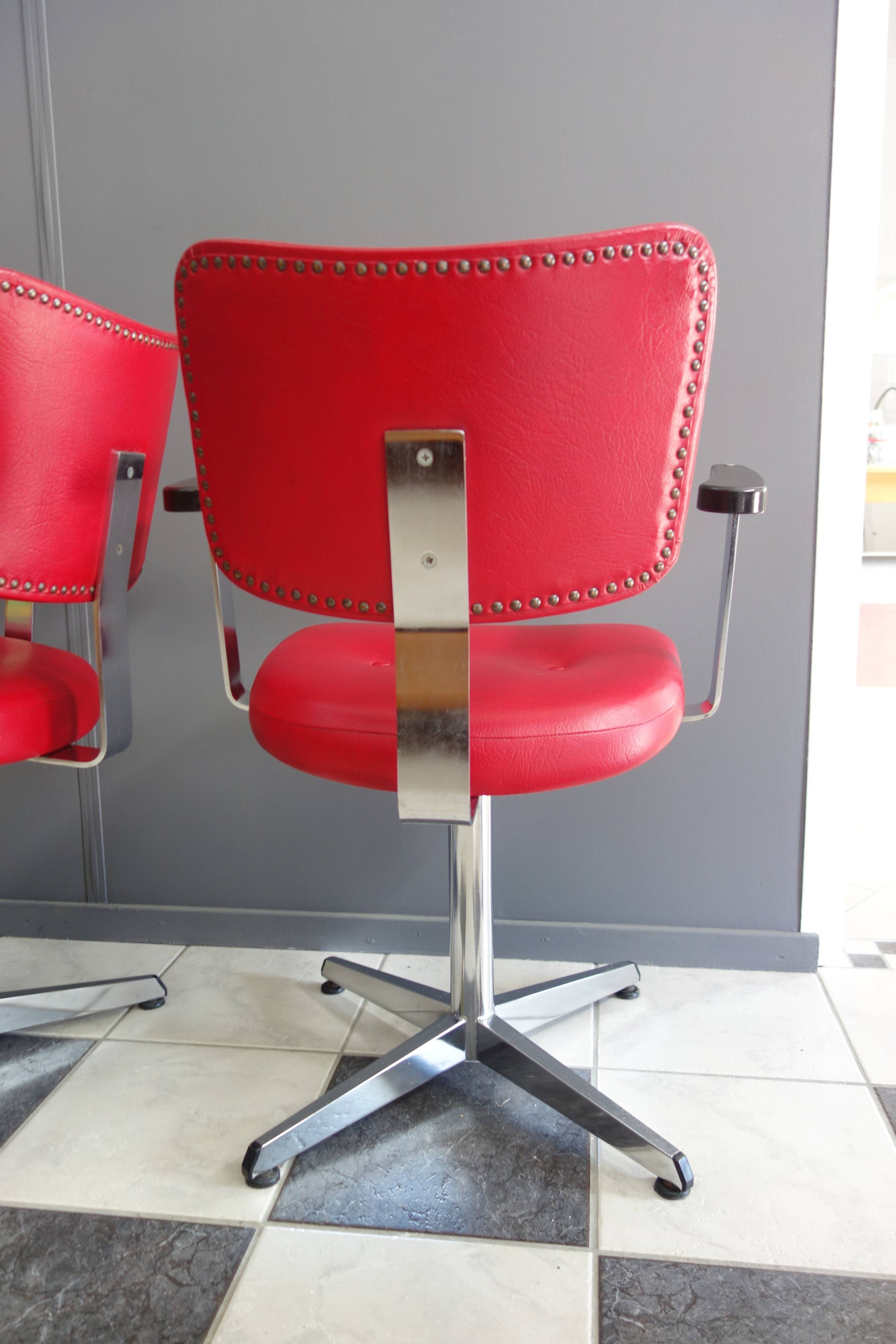 Quatre chaises de barbier en cuir rouge des années 1960 avec accoudoirs bakelite