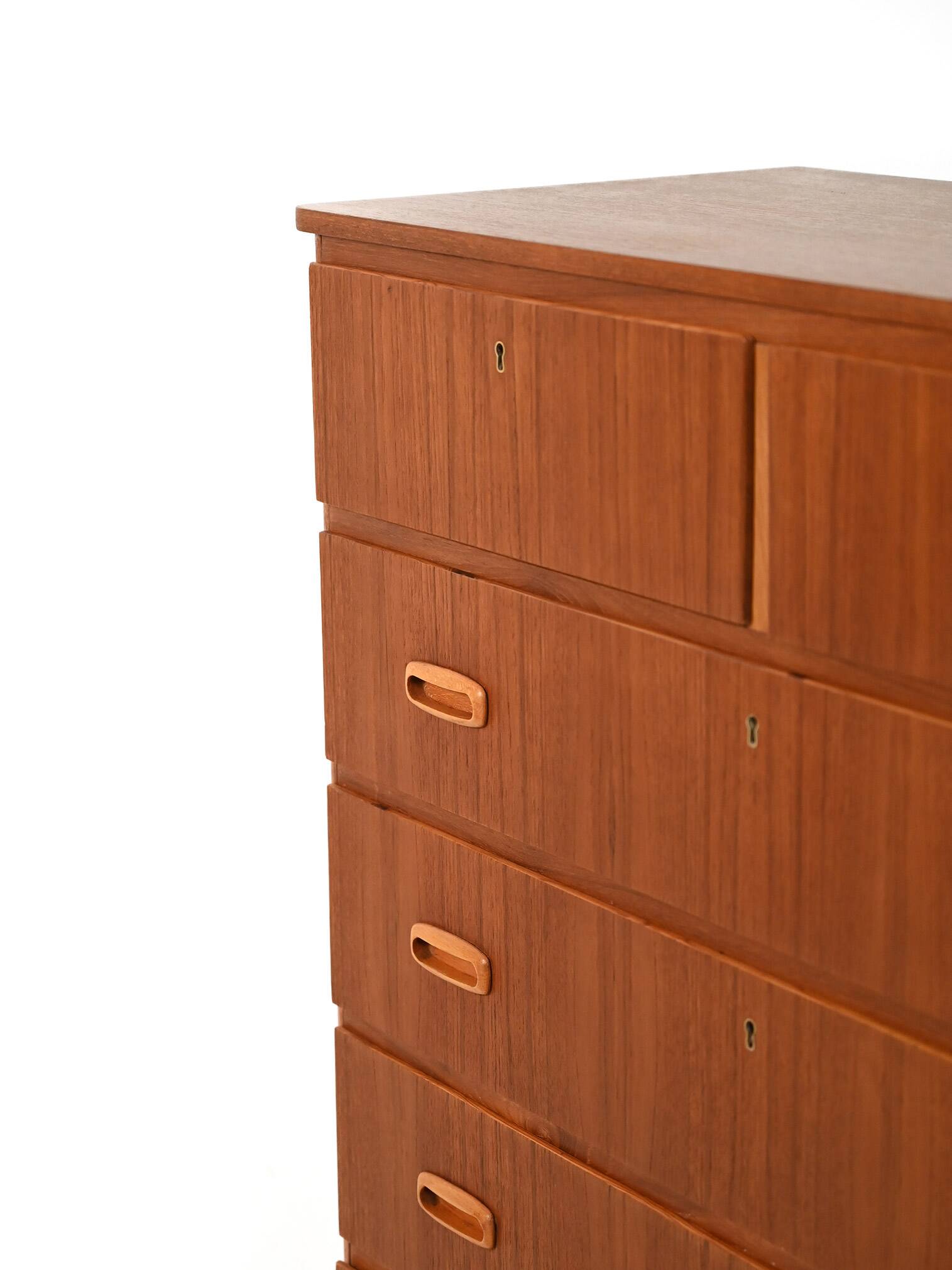 Scandinavian chest with double upper drawer