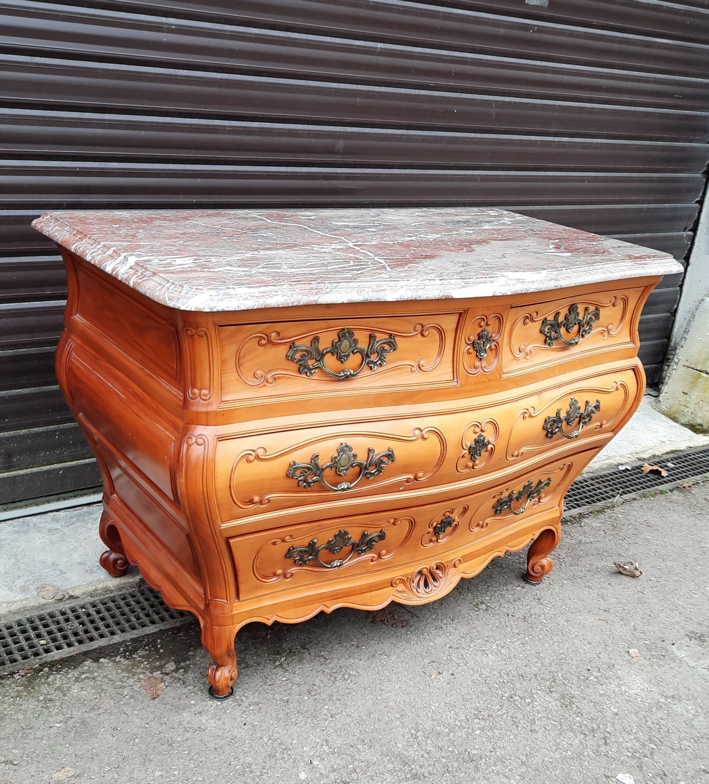 Important Louis XV chest of drawers