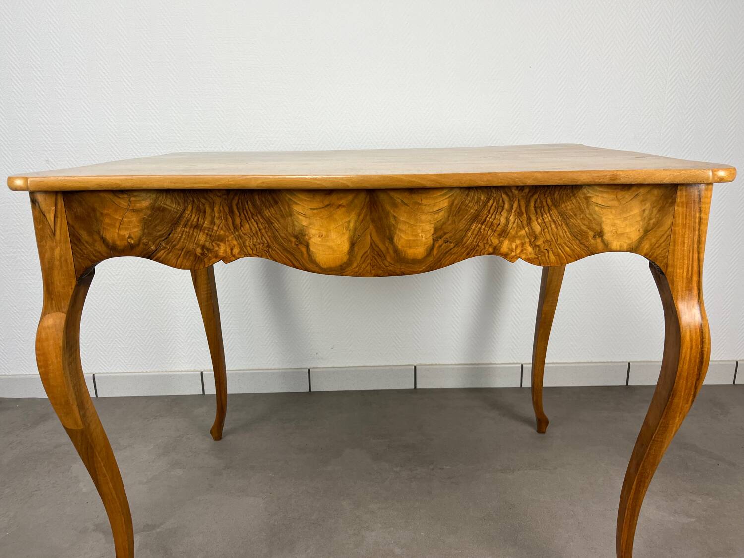 Table Louis XV noyer blond, début 19ème