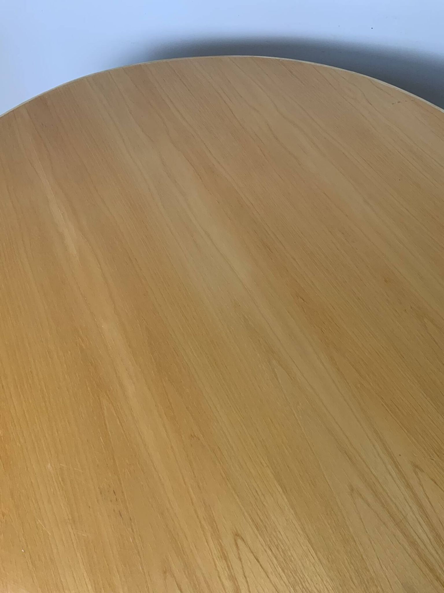 Round dining table