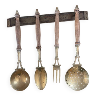 Ustensiles de cuisine en laiton et bois avec présentoir mural en laiton doré