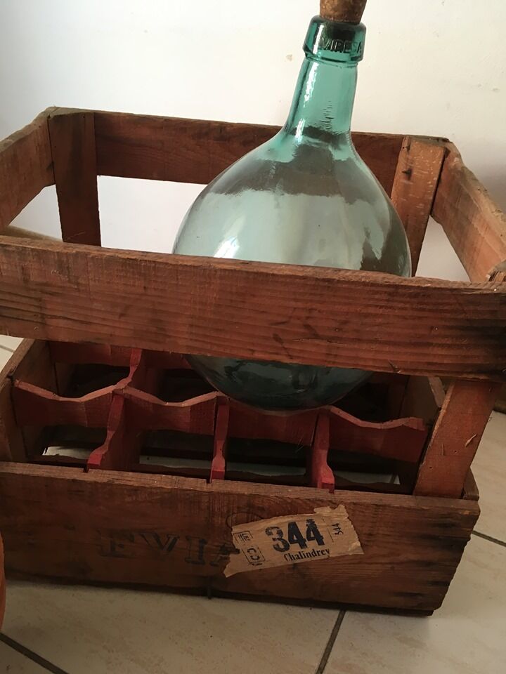 Caisse evian bottle holder