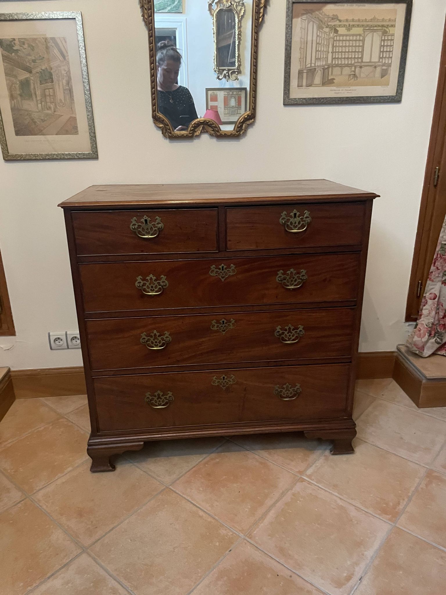 Mahogany chest of drawers, opening 5 drawers in 4 rows and fitted with brass handles.