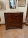 Commode en acajou, ouvrant 5 tiroirs sur 4 rang et fermes en laiton