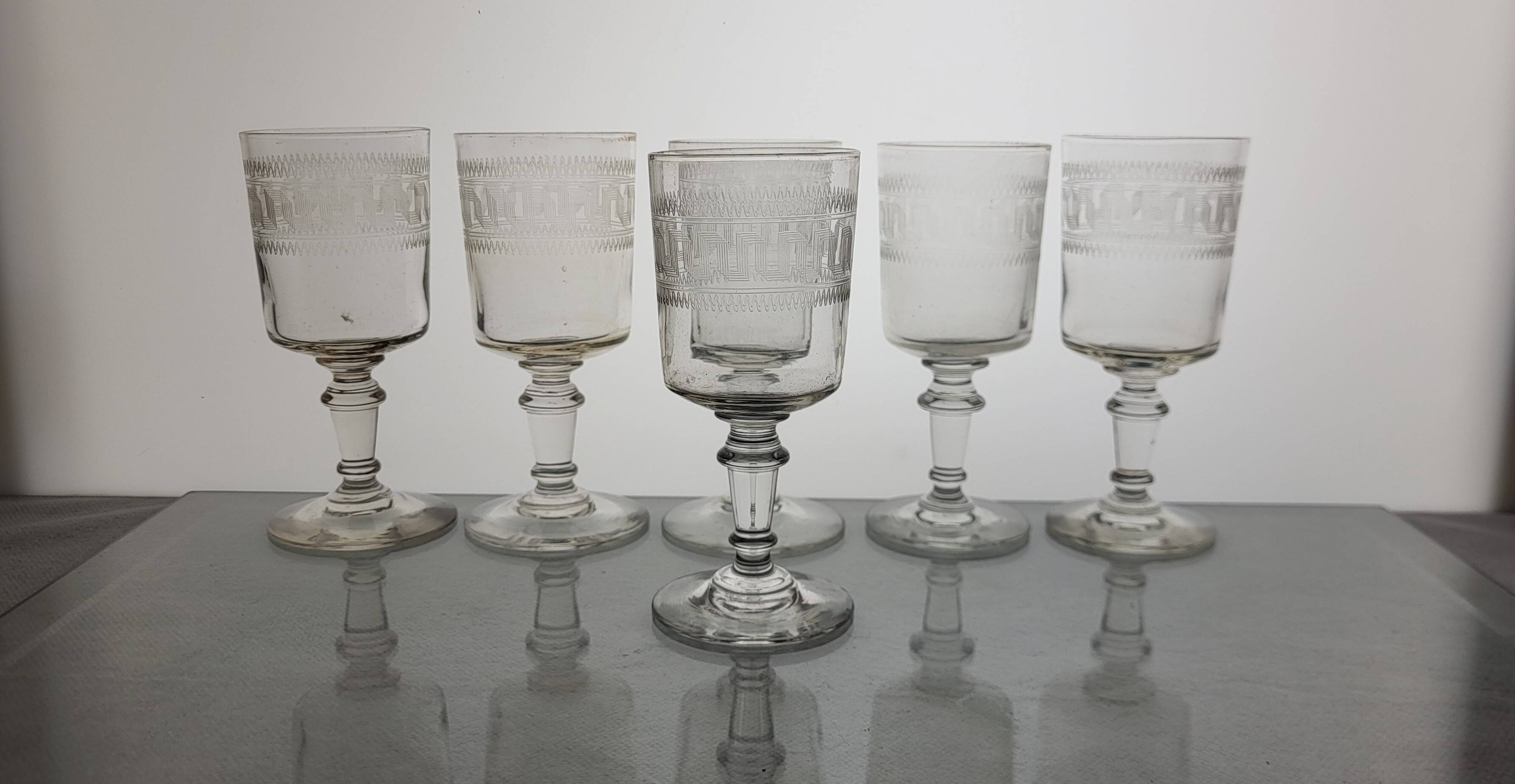 6 wine glasses with Greek-style decoration