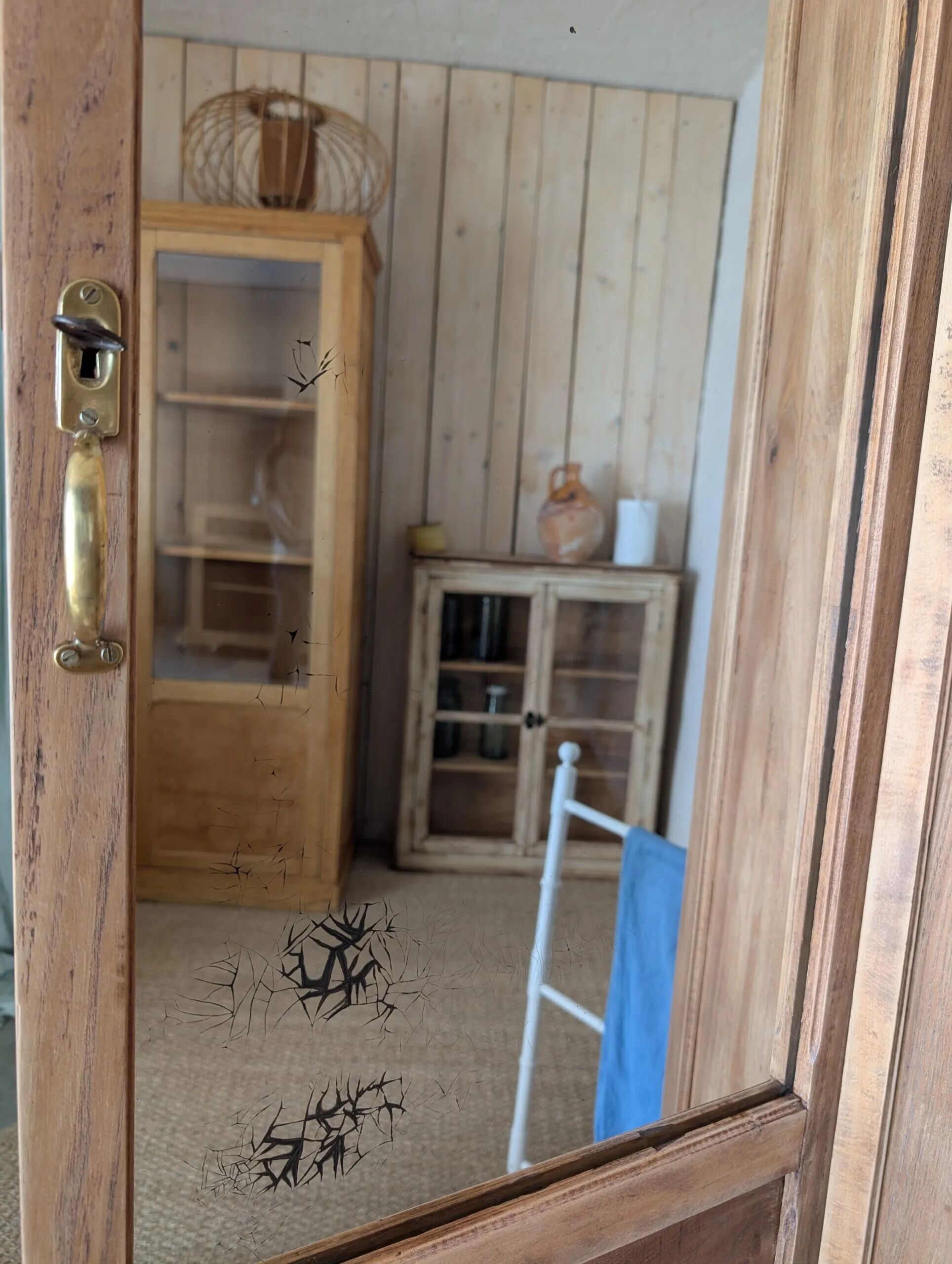 Bonnetière parisienne ancienne avec miroir en bois brut restauré
