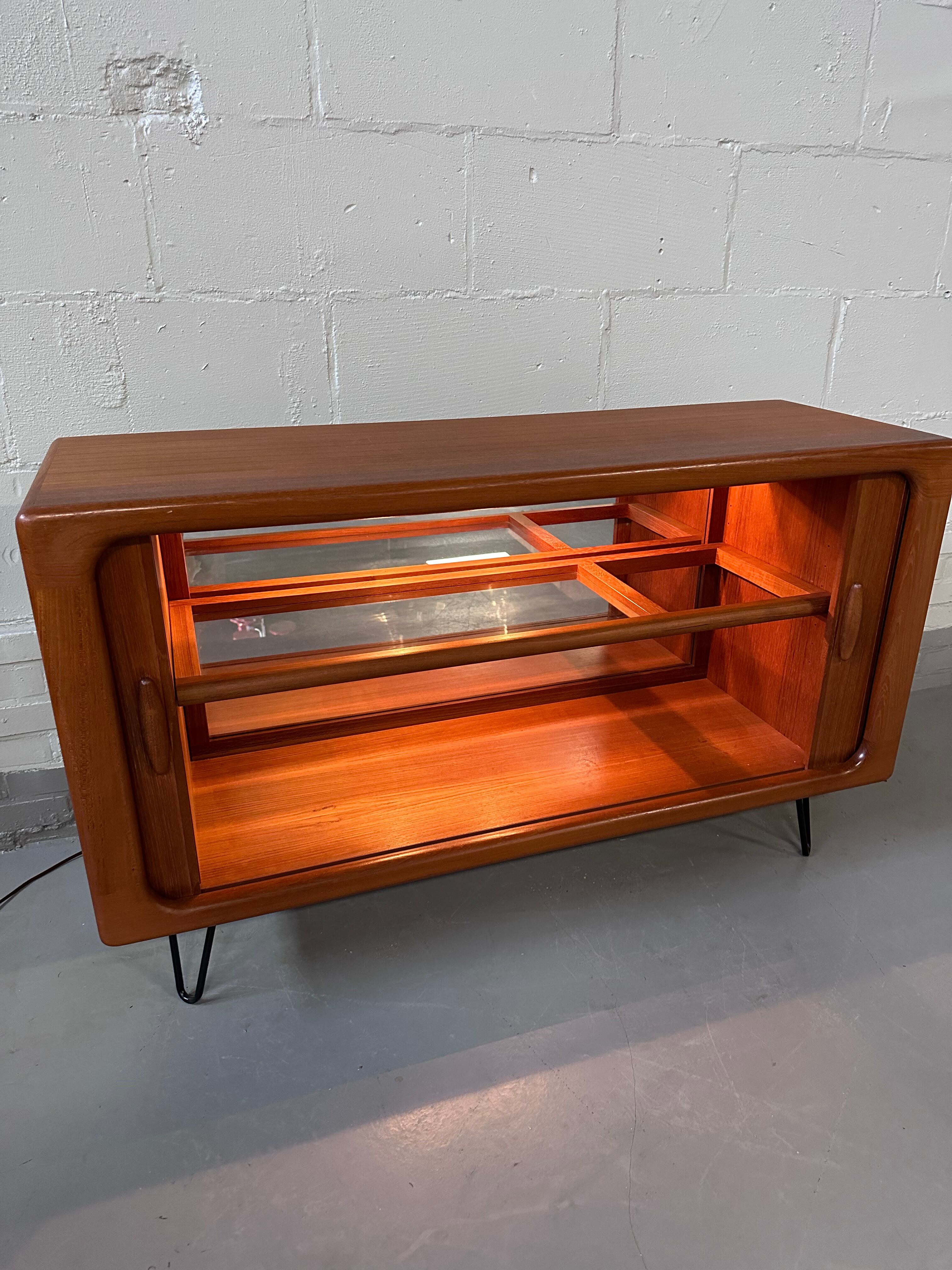 Dyrlund barcloset hairpin cabinet