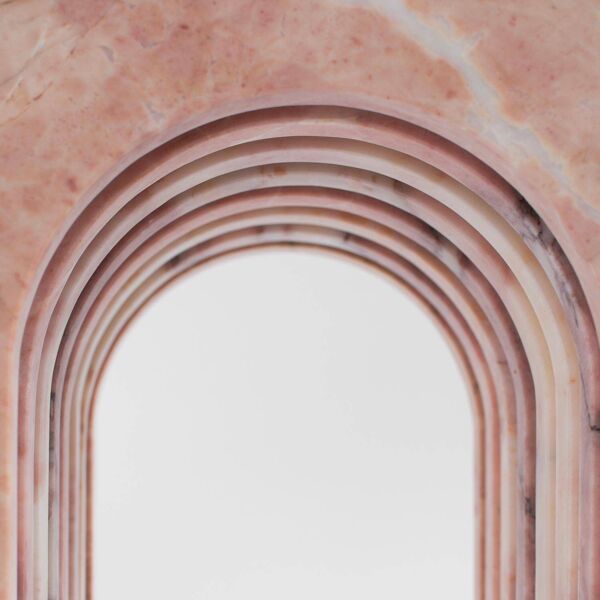 Table d'appoint en marbre rose ''Balance