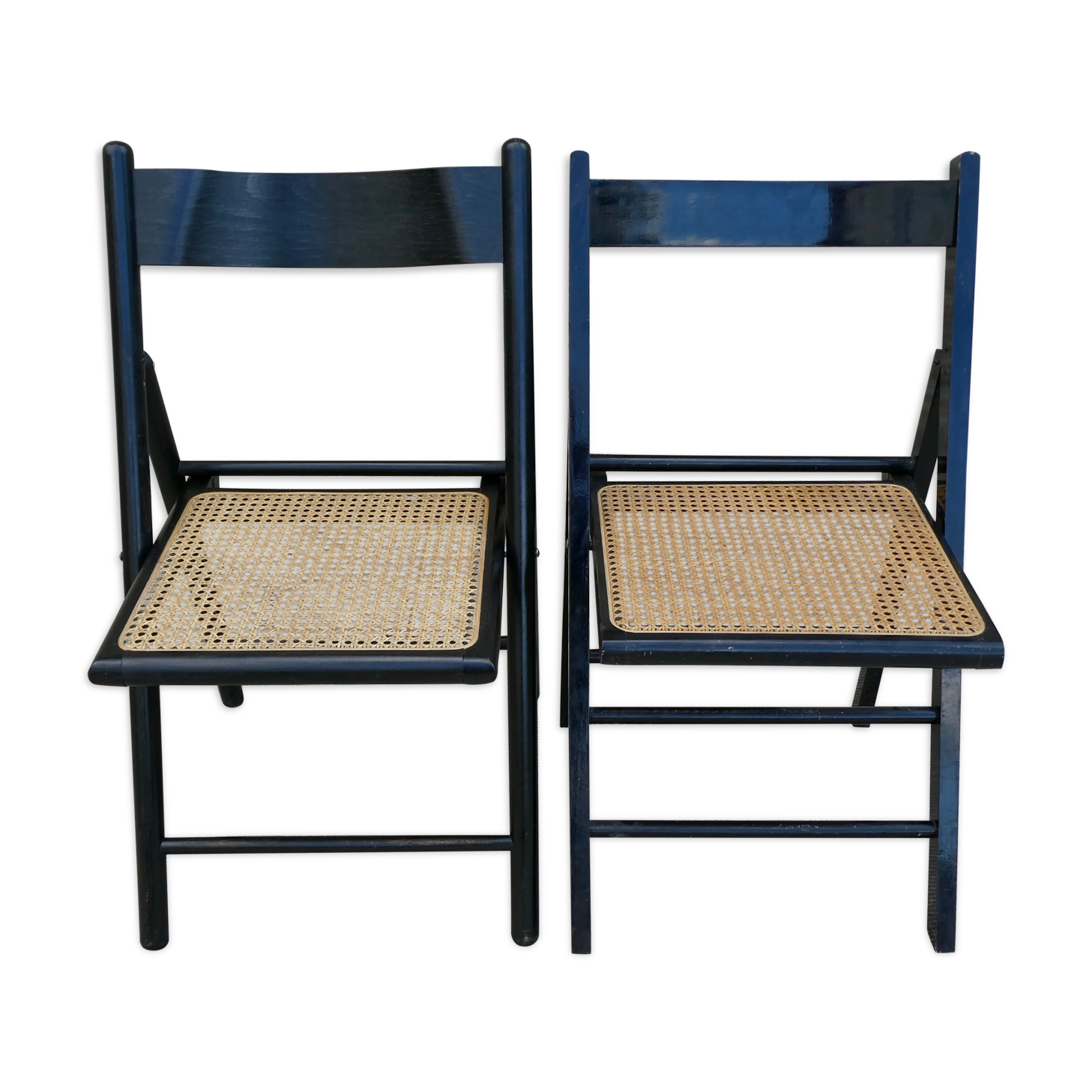 Paire de chaises pliantes en bois noirci et assise cannée