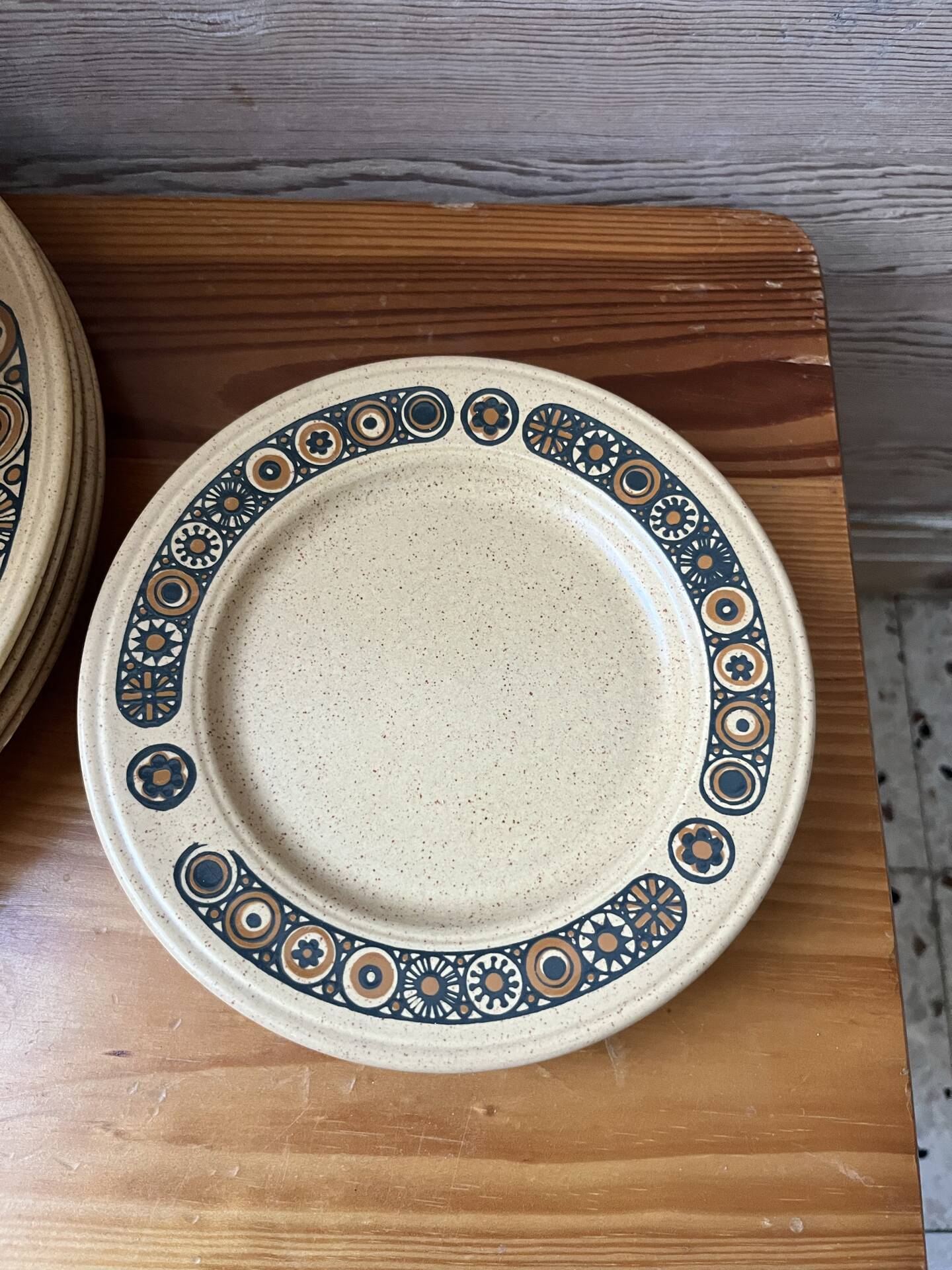 Série de 8 assiettes et 2 bols