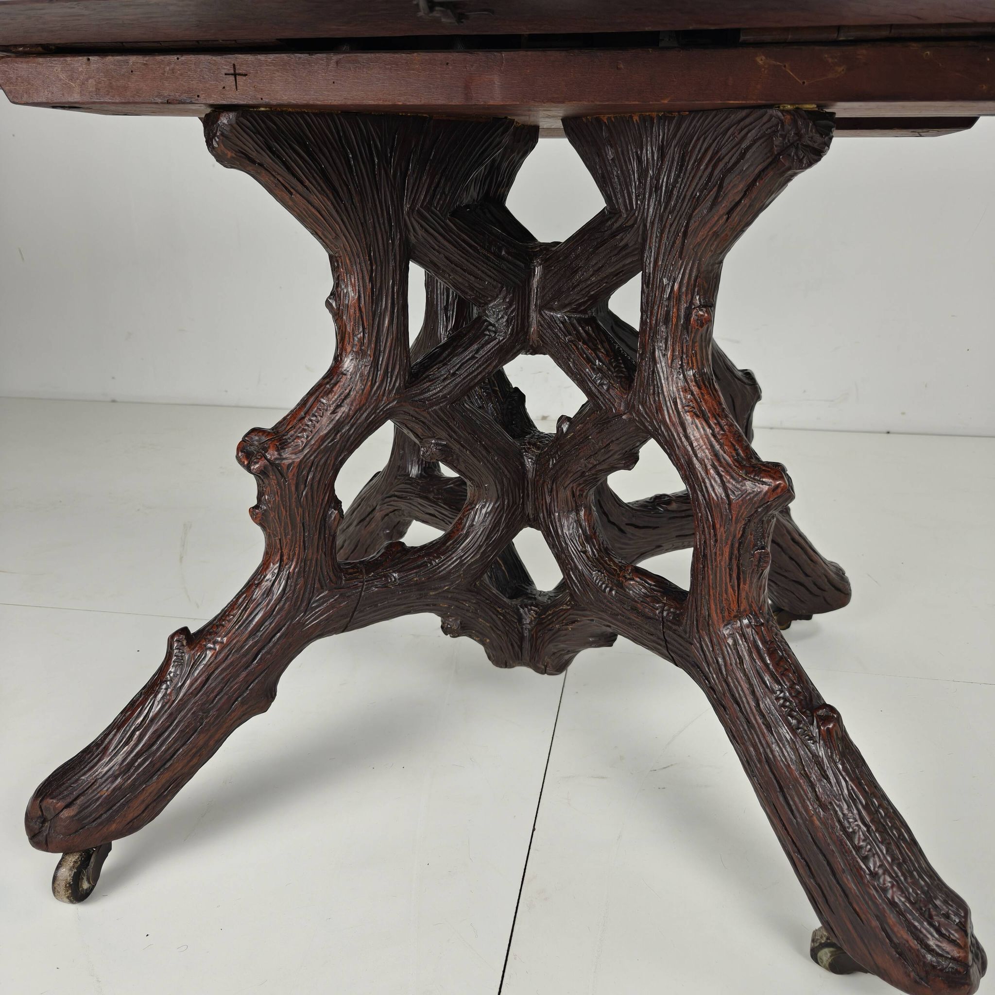 Table de centre de la Forêt-Noire par Matthijs Horrix pour Horrix Den Haag, années 1890.