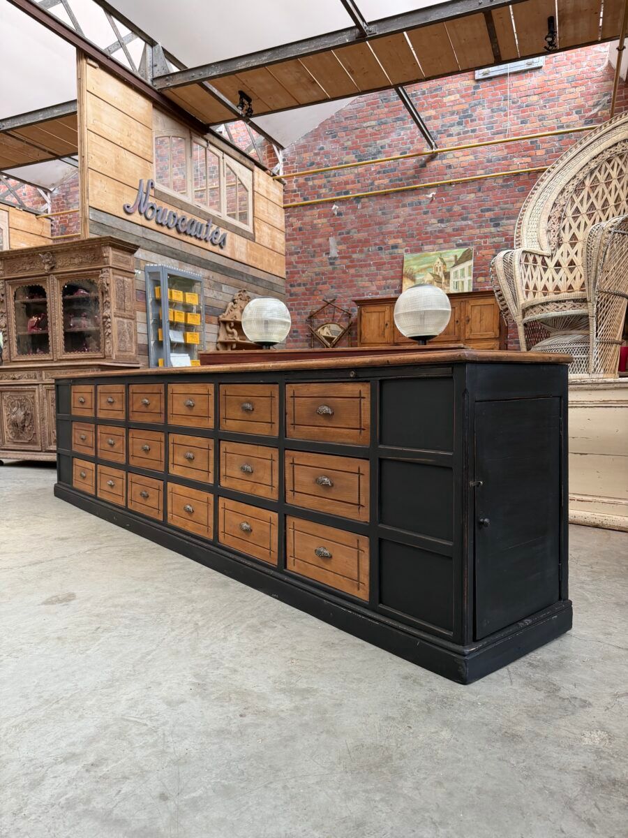 Immense workshop furniture from the early 20th century.