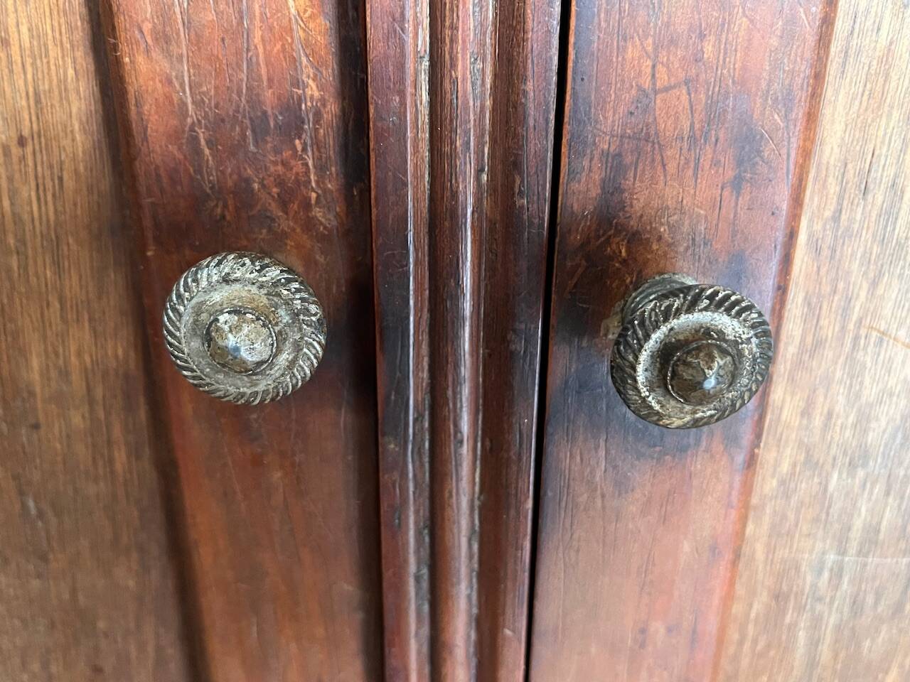 Small cabinet with 2 doors