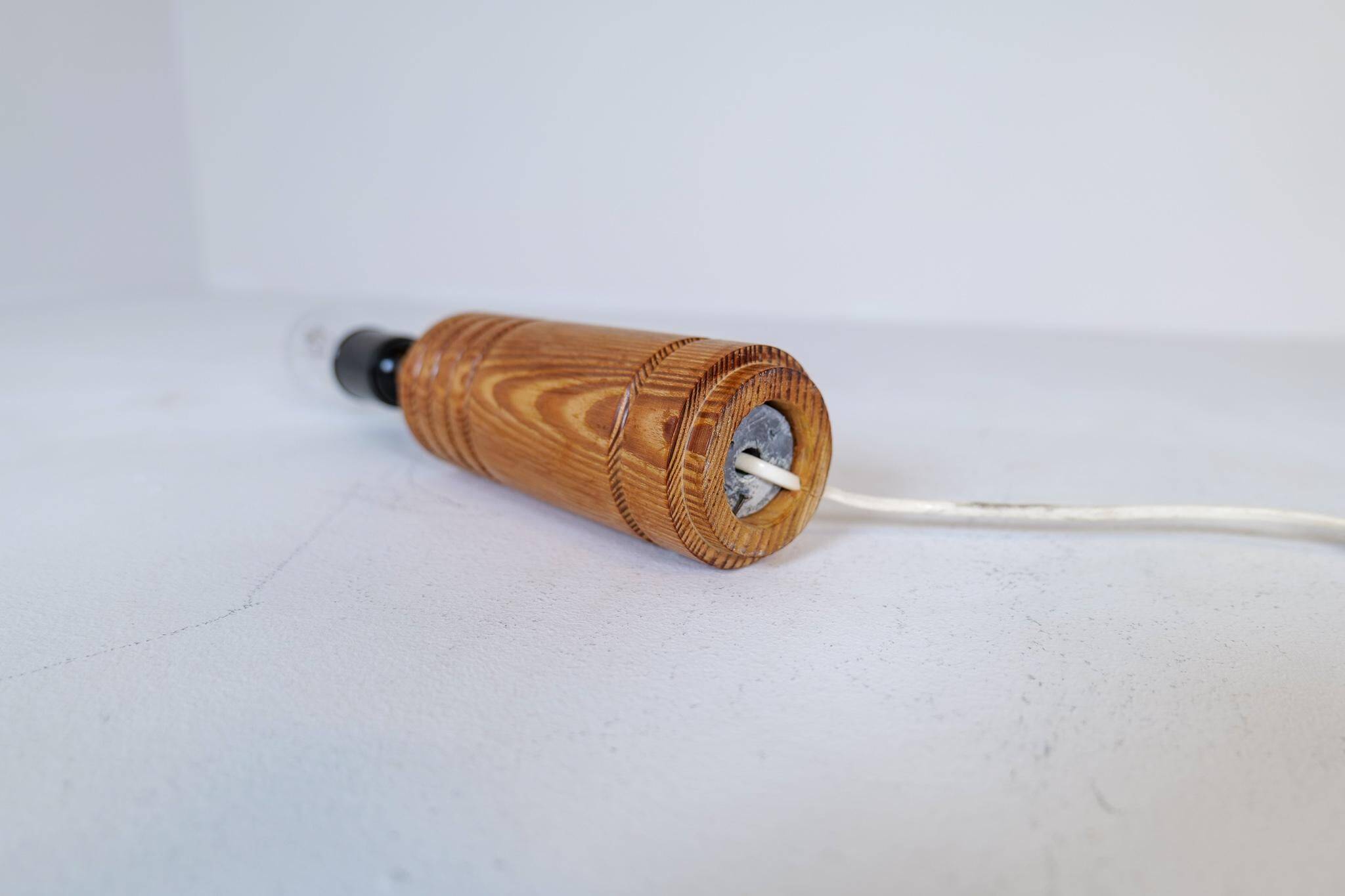 Mid-century modern sculptural table lamp in pine, 1970s.