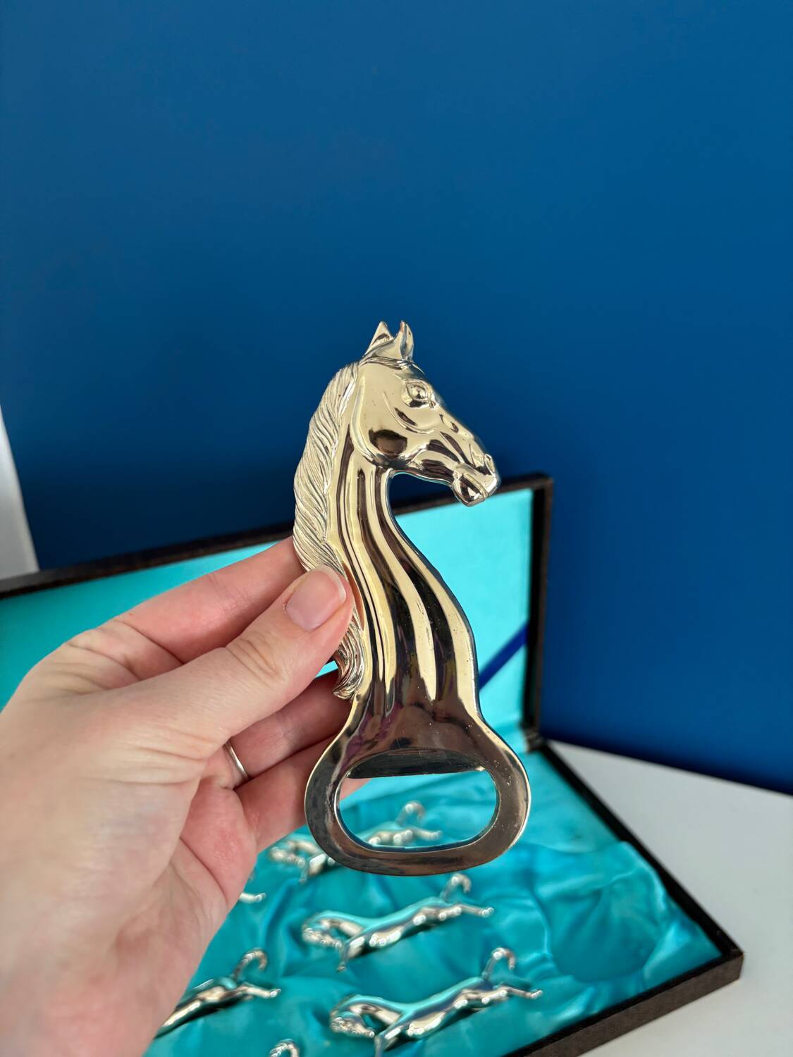 Set of 6 vintage silver metal knife holders and bottle opener, chev design