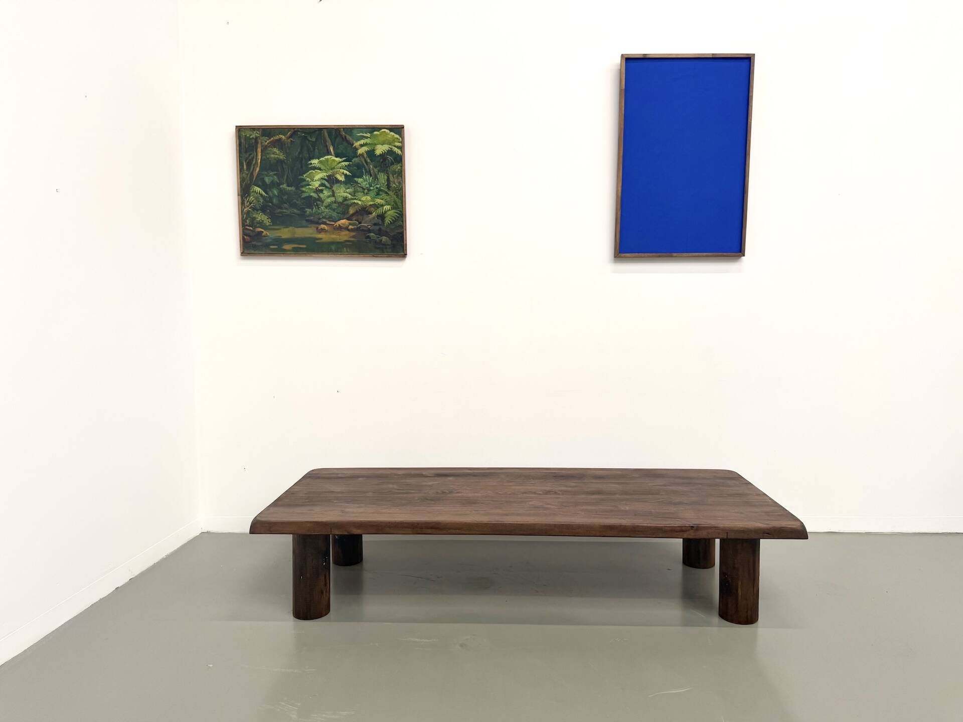 Modernist coffee table in solid elm, cylindrical pine base, 1970s.