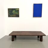 Modernist coffee table in solid elm, cylindrical pine base, 1970s.