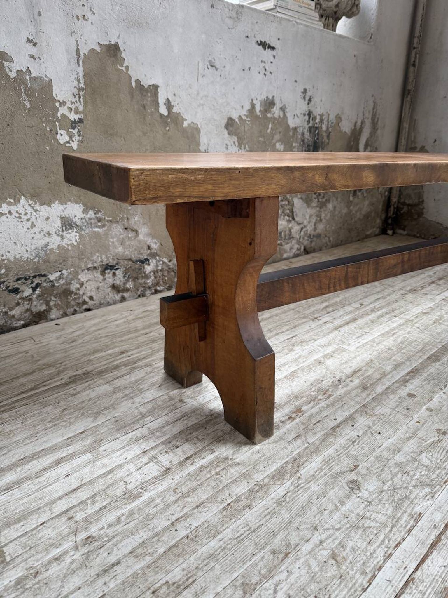 Paire de bancs noyer 1900