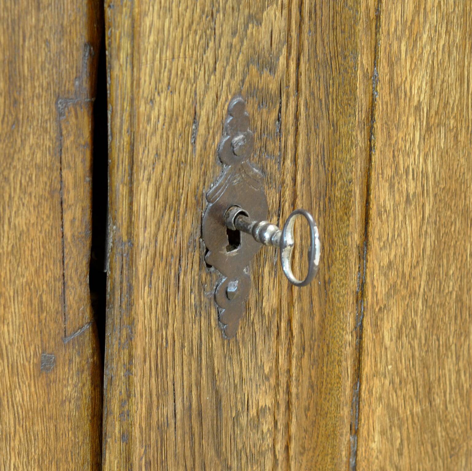 Antique oak cabinet, circa 1820