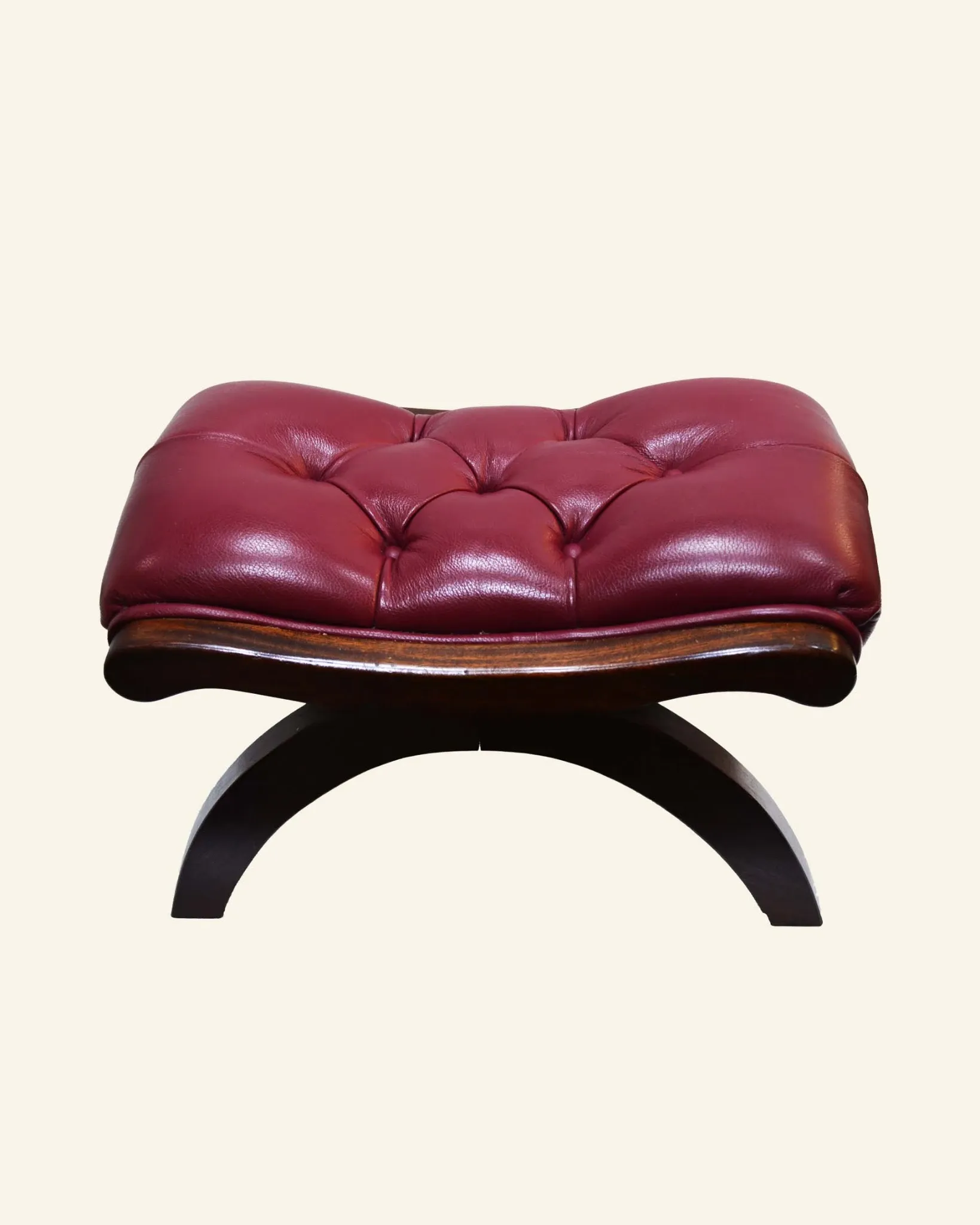 Vintage tufted footrest in red faux leather and solid beech.
