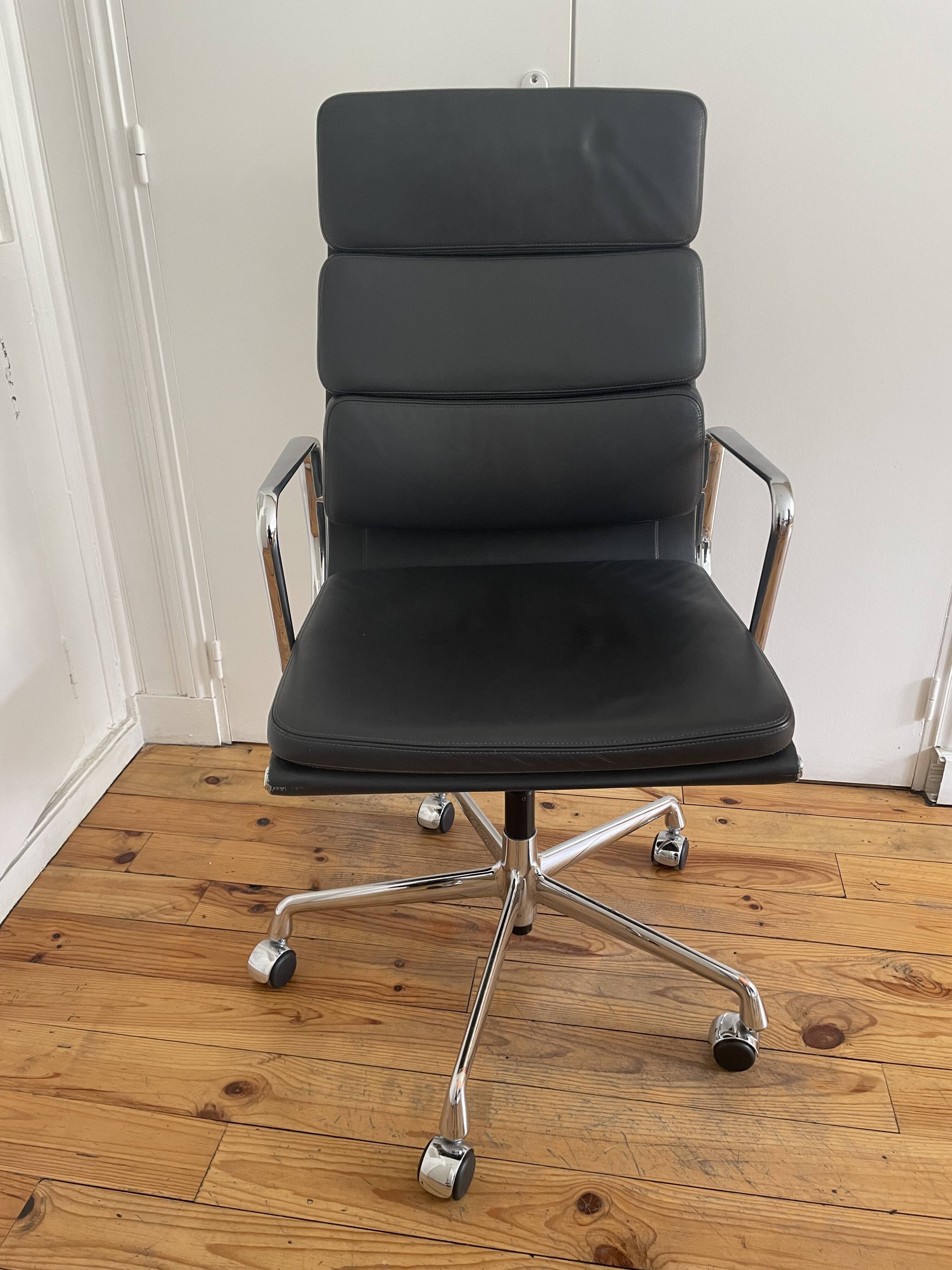 Fauteuil de bureau ea 219 soft pad eames chair by vitra