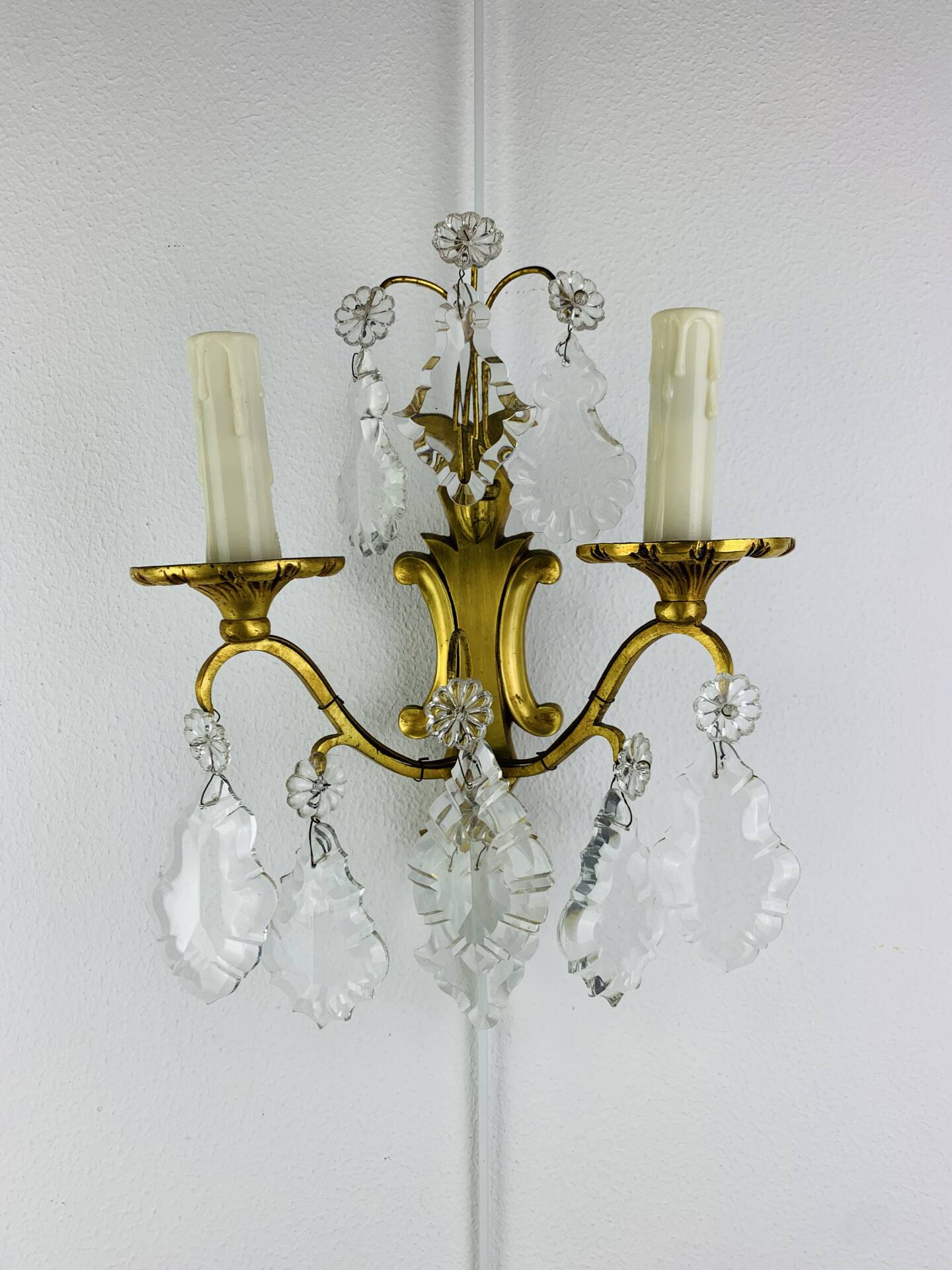 Bronze wall light with rococo style Louis XV pendants.
