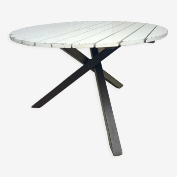 Round garden table with tripod legs