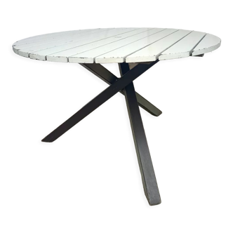 Round garden table with tripod legs