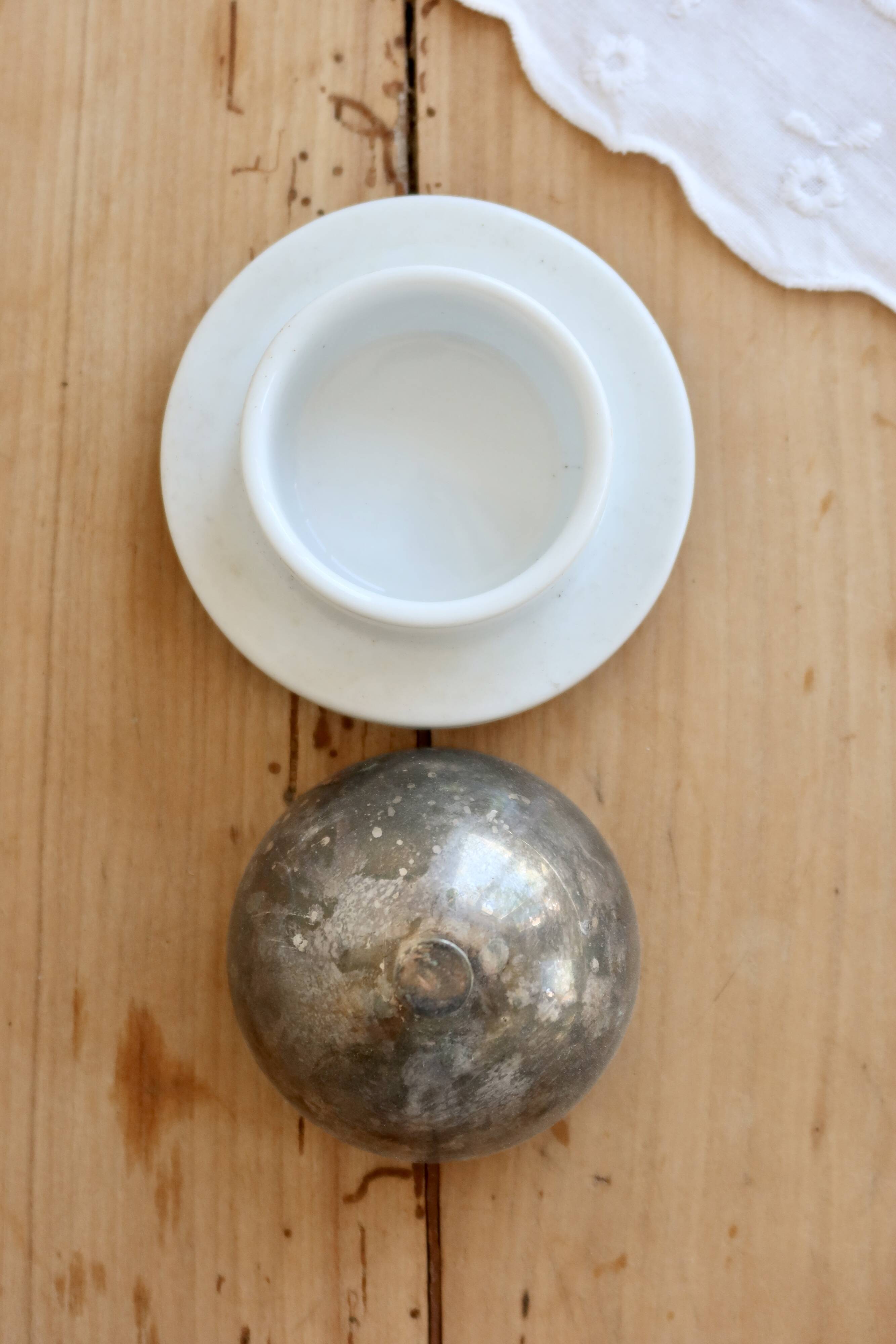 Petit beurrier cloche vintage porcelaine blanche et métal argenté patiné