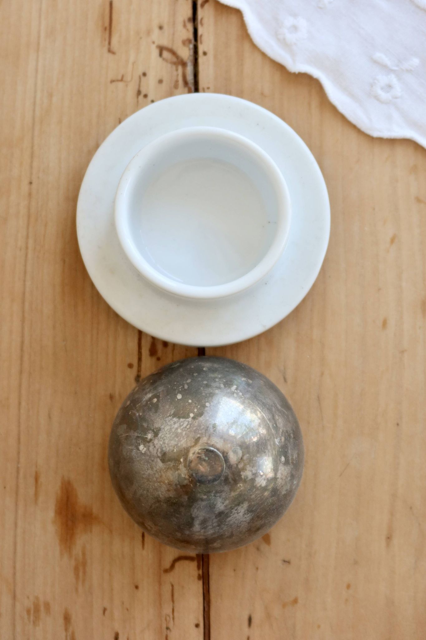 Small butter dish with a vintage cloche in white porcelain and patinated silver-plated metal.