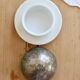 Petit beurrier cloche vintage porcelaine blanche et métal argenté patiné